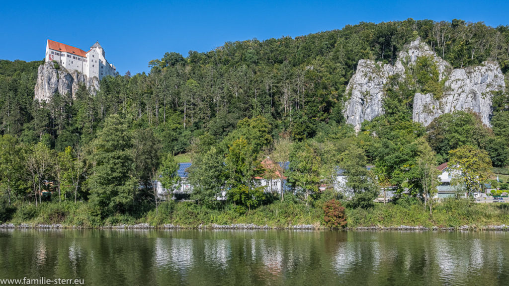 Blick über den Main - Donau - Kanal auf die Burg Prunn und die Felsenwände