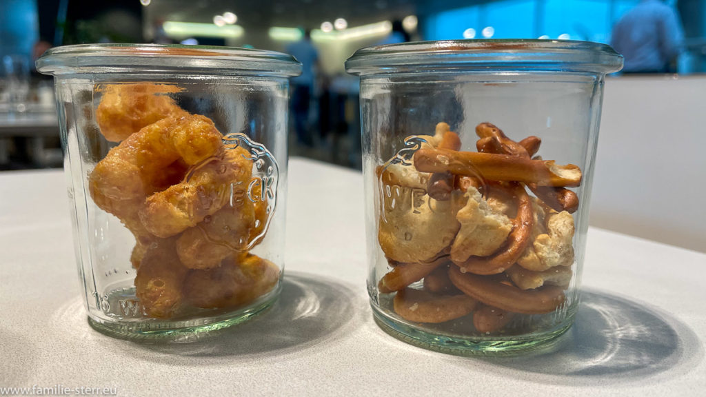 zwei kleine Gläser mit Knabbereien in der LH Lounge am Flughafen in München
