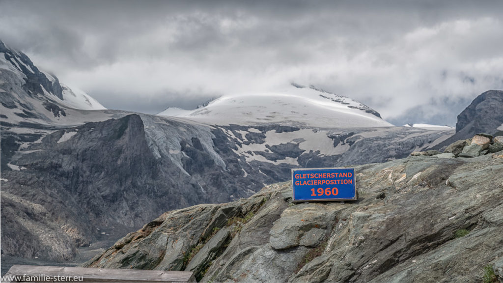 Schild zum Stand der Pasterze im Jahr 1960