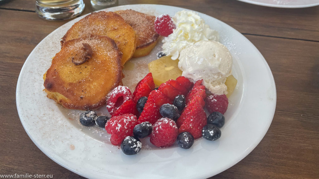 Apfelkücherl und frische Früchte im Wirtshaus Kreuzender in Erding