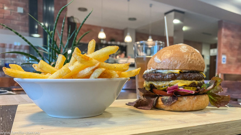 Cheeseburger mit zwei Pattys und dazu Pommes Fritten beim Tasty Gorilla in Hallbergmoos