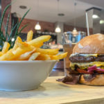 Cheeseburger mit zwei Pattys und dazu Pommes Fritten beim Tasty Gorilla in Hallbergmoos