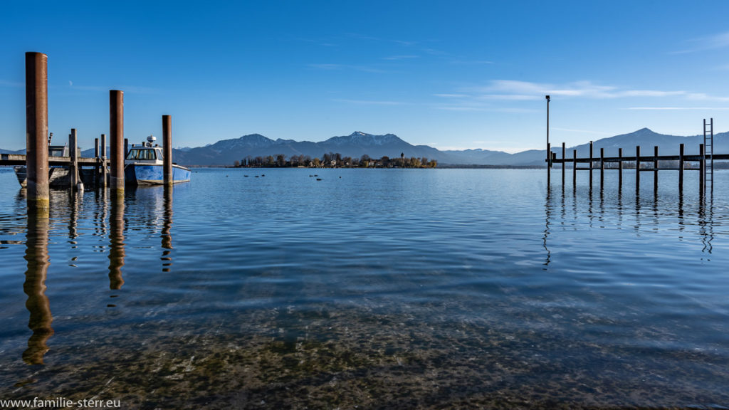 Blick vom Hafen in Gstadt auf die Fraueninsel