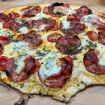 Flammkuchen mit Chorizo, Tomaten und Käse