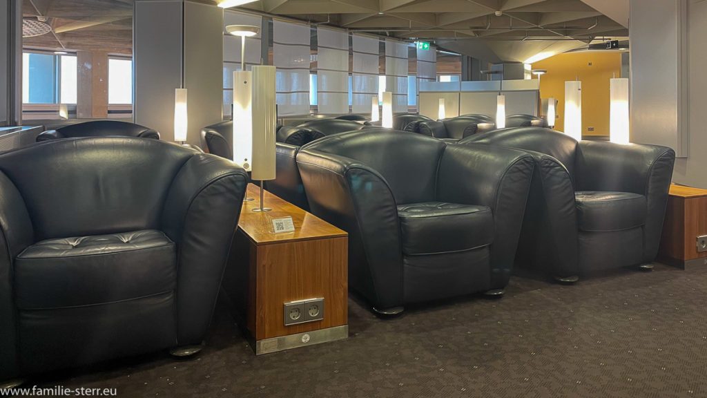 leere Sessel in der Lounge am Flughafen Köln