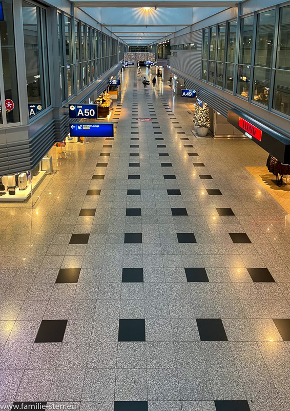 nur wenige Menschen sind im Terminal A am Flughafen Düsseldorf unterwegs