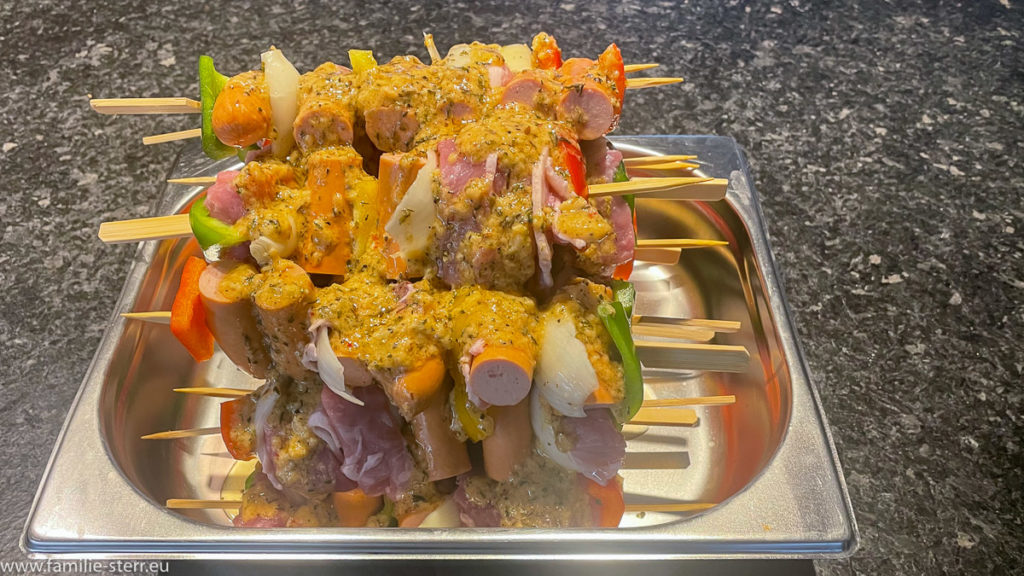 fertige Schaschlik - Spieße mit Würzmarinade in einem GN - Behälter
