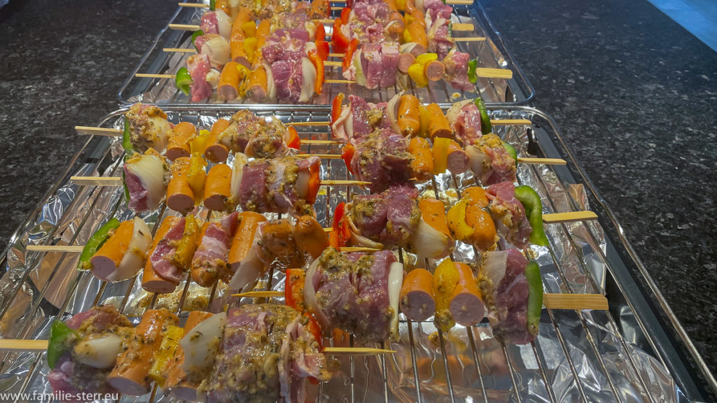 fertige Spieße liegen bereit auf dem Grillrost
