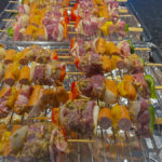 fertige Spieße liegen bereit auf dem Grillrost