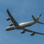 Sonnenstrahlen reflektieren in den Fenstern des Airbus A340-642 Lufthansa D- AIHT