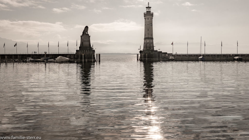 Hafeneinfahrt Lindau im Winter bei Sonnenschein