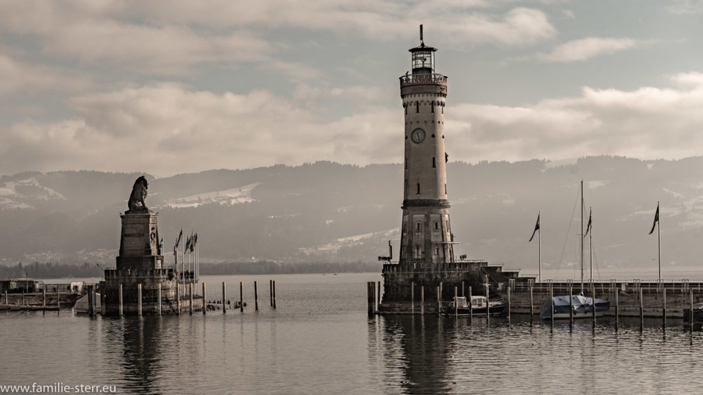 Hafeneinfahrt Lindau im Winter bei Sonnenschein