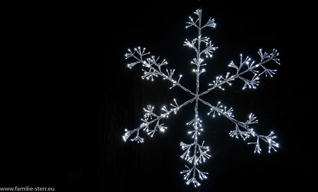eine große Schneeflocke aus LED als Weihnachtsdekoration