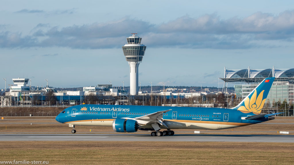 Vietnam Airlines Boeing B787-9 VN-A870 vor dem Tower am Flughafen München