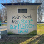 Graffiti "Kein Gott, kein Staat, kein Fleischsalat" auf einem Häuschen in Lindau