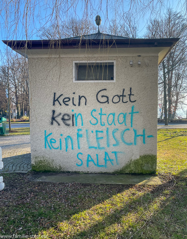 Graffiti "Kein Gott, kein Staat, kein Fleischsalat" auf einem Häuschen in Lindau
