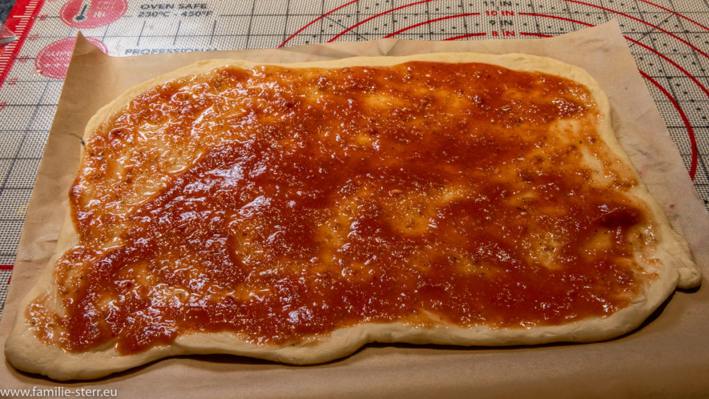 Pizzaboden mit gewürztem Tomatensugo