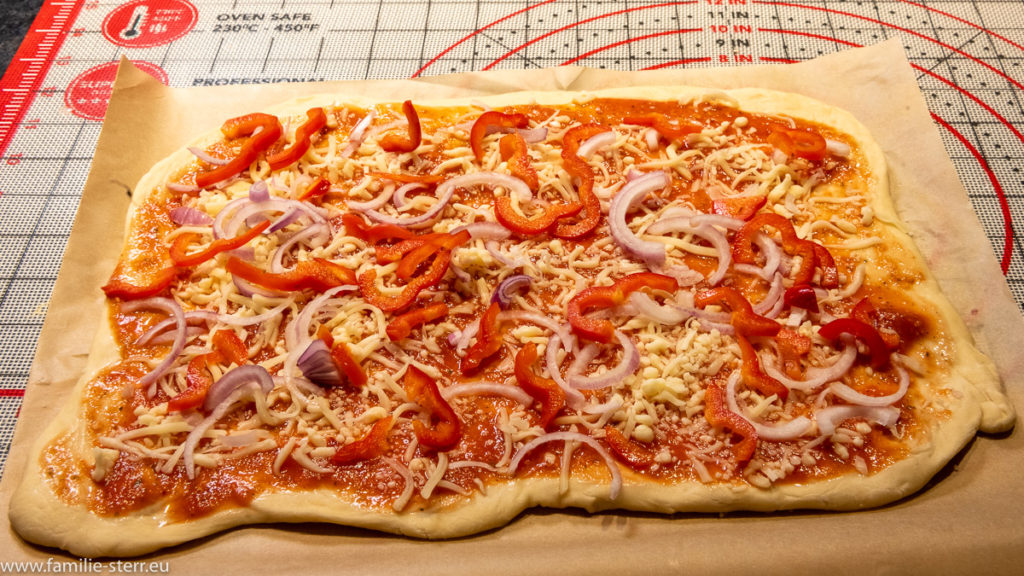 Pizza Stufe 3: Teil mit Tomate, Käse, Zwiebel und Paprika