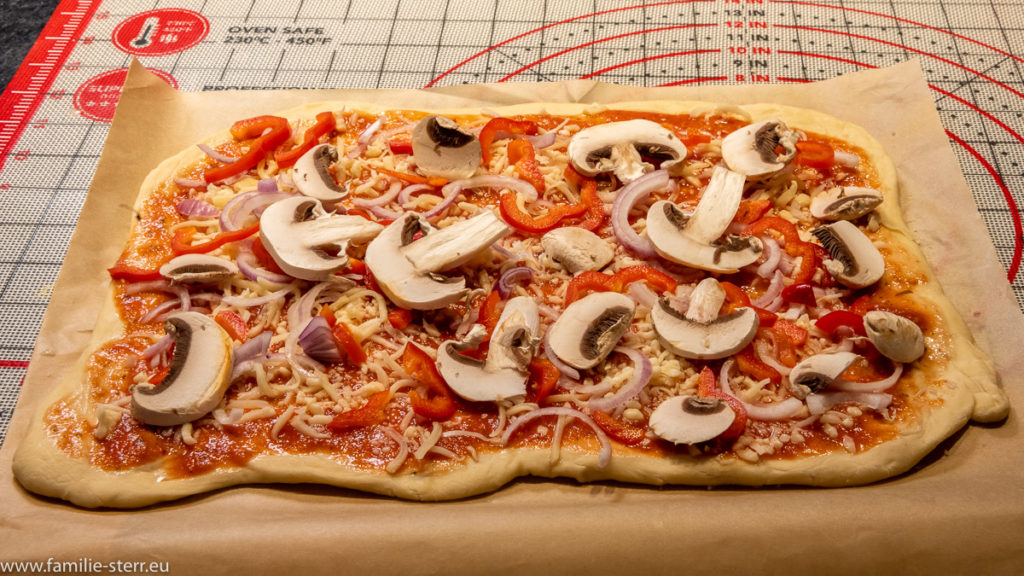 Pizza Stufe 4: Teil mit Tomate, Käse, Zwiebel,Paprika und Champignons