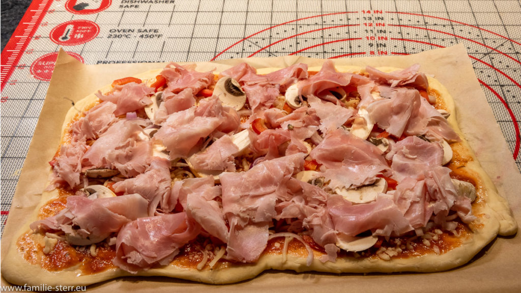 Pizza Stufe 5: Teil mit Tomate, Käse, Zwiebel,Paprika, Champignons und Schinken