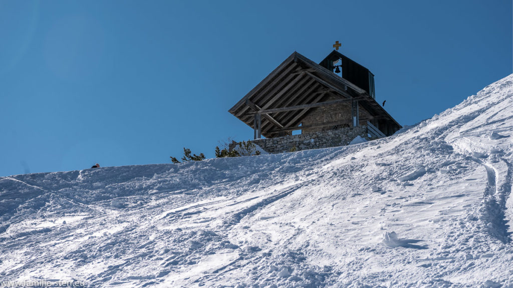 Taborikircherl - Gipfelkapelle auf dem Hochfelln im Schnee