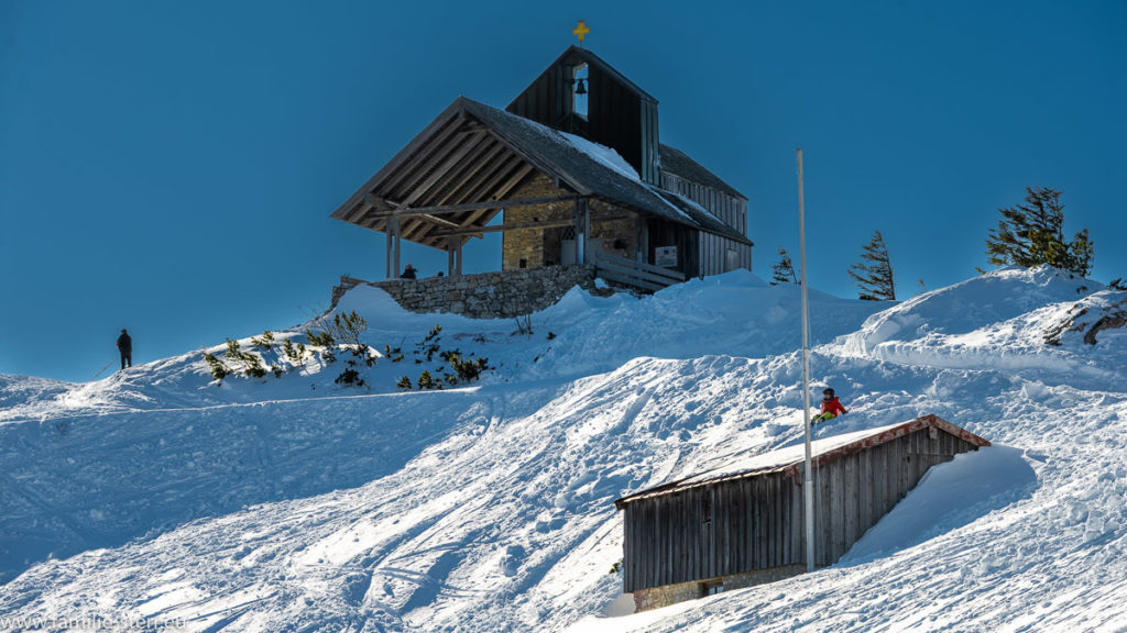 Taborikircherl - Gipfelkapelle auf dem Hochfelln im Schnee