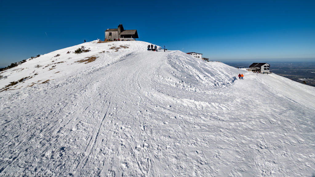 schneebedeckter Gipfel am Hochfelln mit Taborikapelle