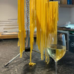 frisch gemachte Tagliatelle und ein Glas Weißwein