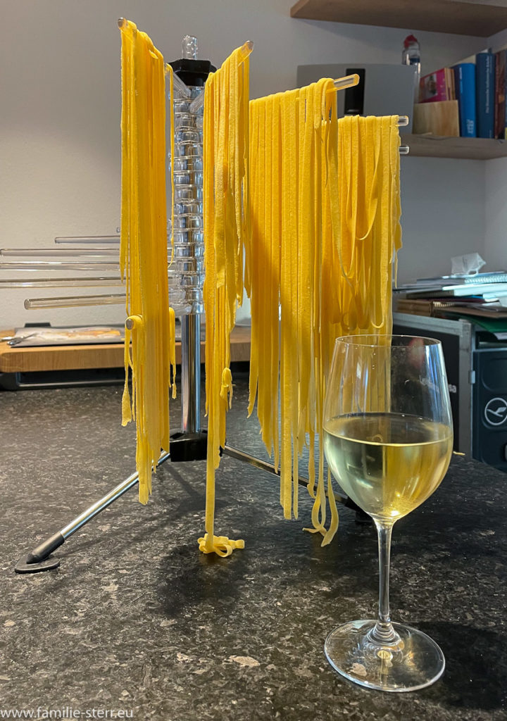 frisch gemachte Tagliatelle und ein Glas Weißwein