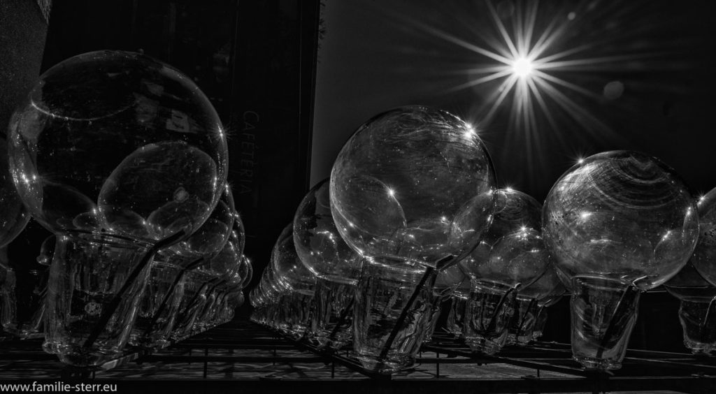 große Glaskolben am Glasmuseum Frauenau