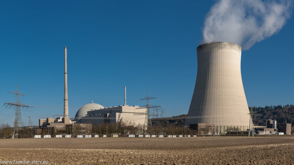 Kraftwerk Laser 2 mit Kühlturm und Dampfwolke