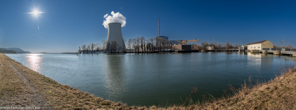 Panoramaaufnahme Isar-Stausee und Kraftwerke Isar 1+2 bei strahlendem Sonnenschein