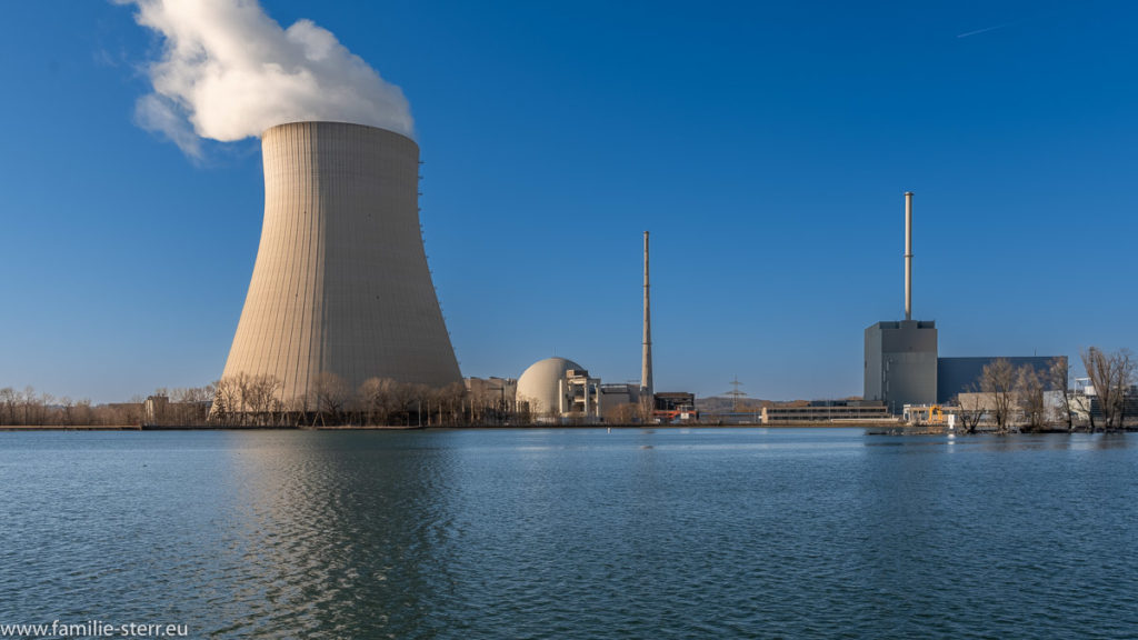 Blick über den Isar-Stausee auf das Kernkraftwerk Isar 1+2 mit dem Kühlturm