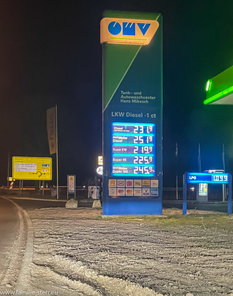 Preistafel an der Tankstelle in Hallbergmoos mit den extrem hohen Spritpreisen zur Zeit