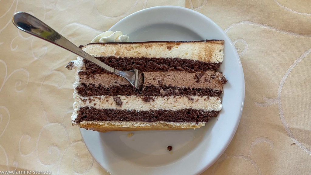 ein Stück Wastlbauer Torte mit Sahne