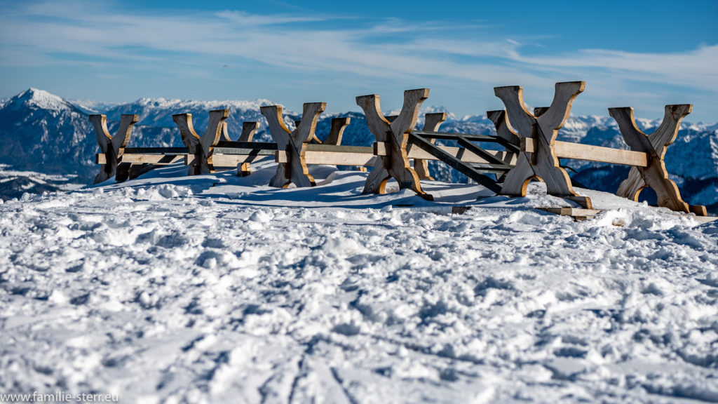 Biertische und Bänke im Schnee