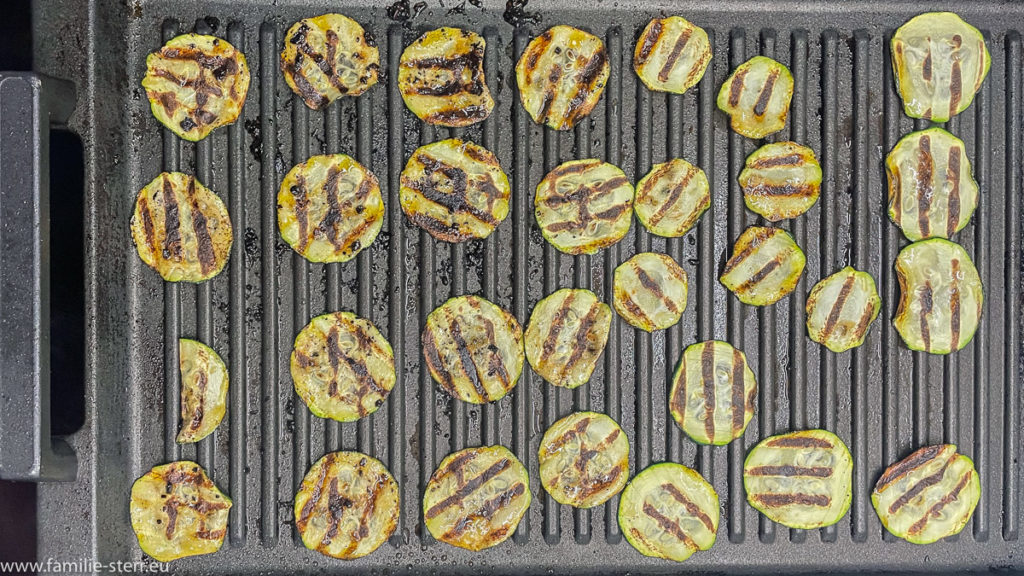 Zucchini - Scheiben auf der Grillplatte