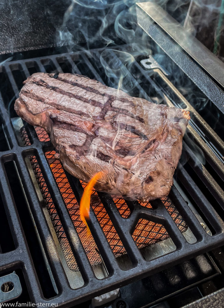 ein Entrechte - Steak auf dem Rost über einem Hochtemperaturbrenner auf dem Jacksonville5 von Mr. Gardener