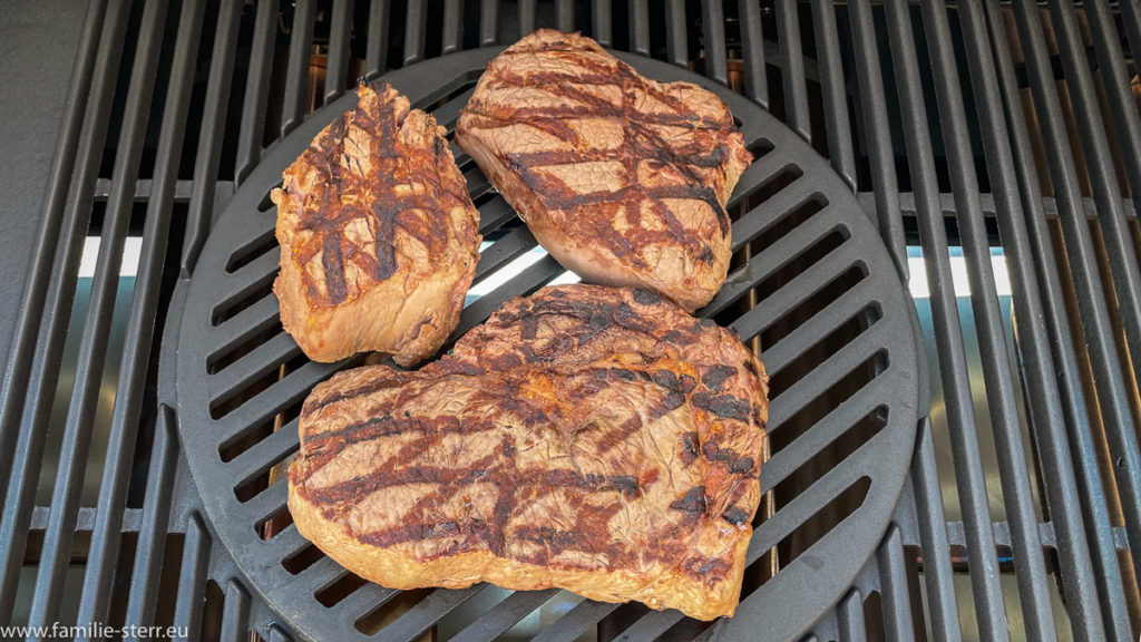 drei verschiedene Rindersteaks auf dem Grillrost im Jacksonville 5 von Mr. Gardener