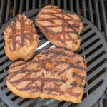 drei verschiedene Rindersteaks auf dem Grillrost im Jacksonville 5 von Mr. Gardener