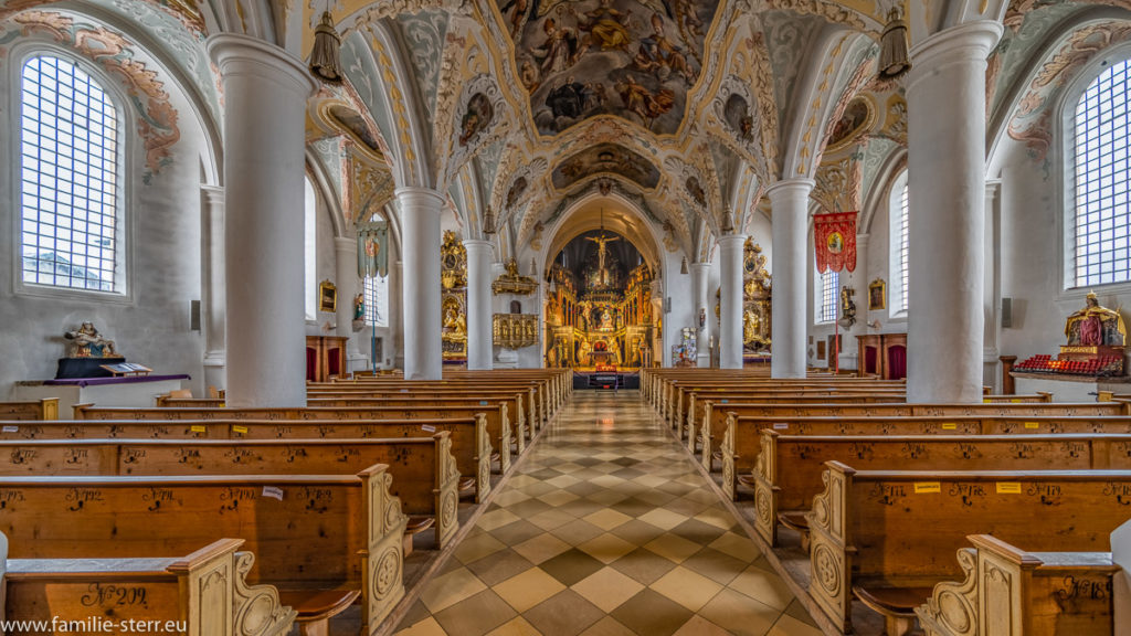 Blick in die Kirche "Zur Darstellung des Herrn" in Aschau mit dem Heiligen Grab im Altarraum