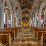 Blick in die Kirche "Zur Darstellung des Herrn" in Aschau mit dem Heiligen Grab im Altarraum