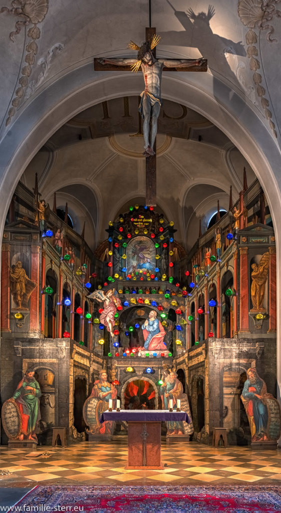 das barocke Heilige Grab im Altarraum der Kirche Aschau