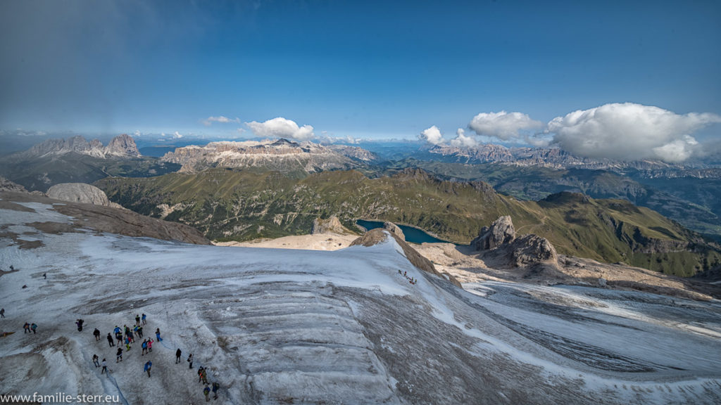 Ausblick vom Marmolada-Gletscher zur Langkofelgruppe, zur Bella-Gruppe und zur Tofana