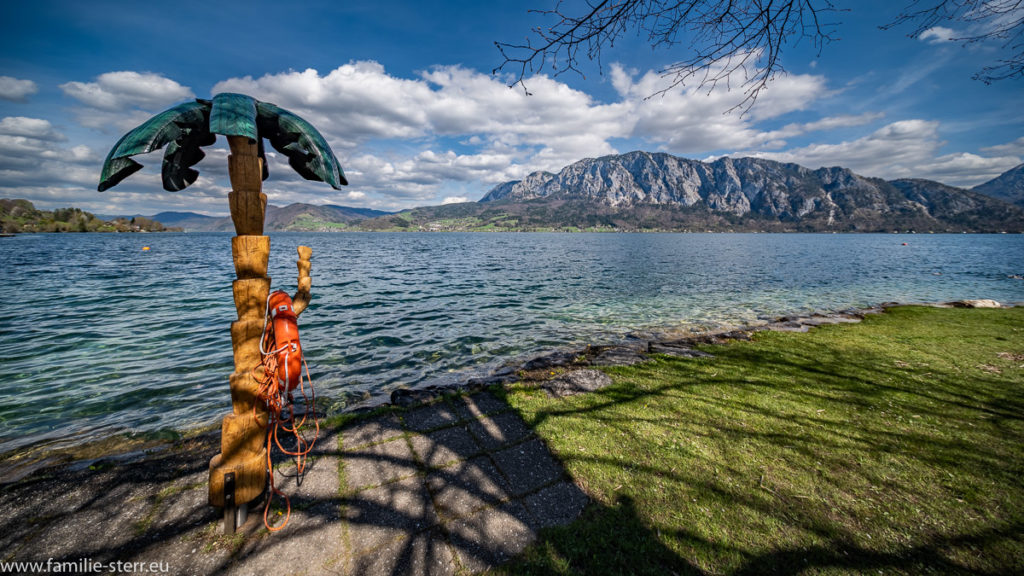 künstliche Palme trägt einen Rettungsring am Badeplatz Kohlbauernaufsatz am Attersee in Österreich