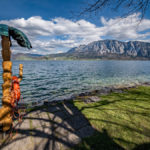 künstliche Palme trägt einen Rettungsring am Badeplatz Kohlbauernaufsatz am Attersee in Österreich