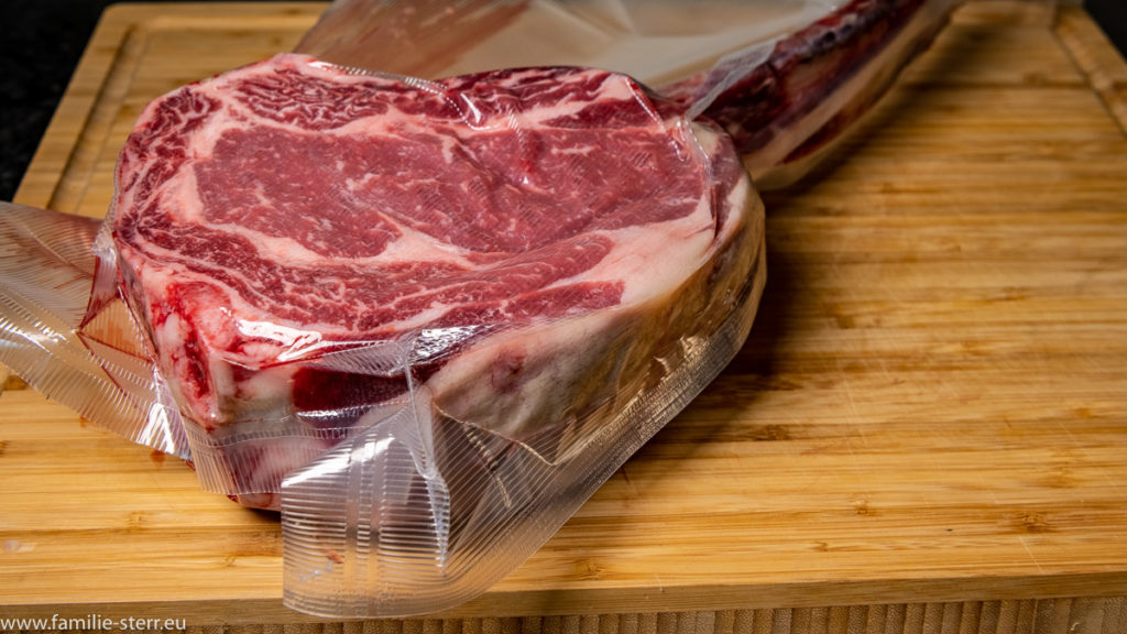 Tomahawk-Steak im Sous-Vide-Beutel eingeschweißt
