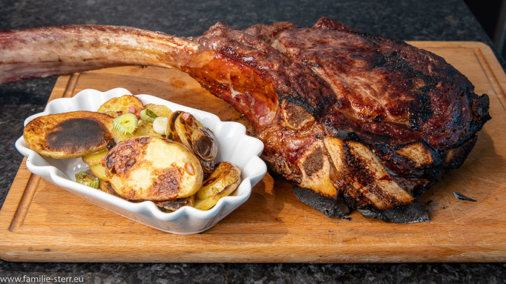 Tomahawk Steak mit Bratkartoffeln