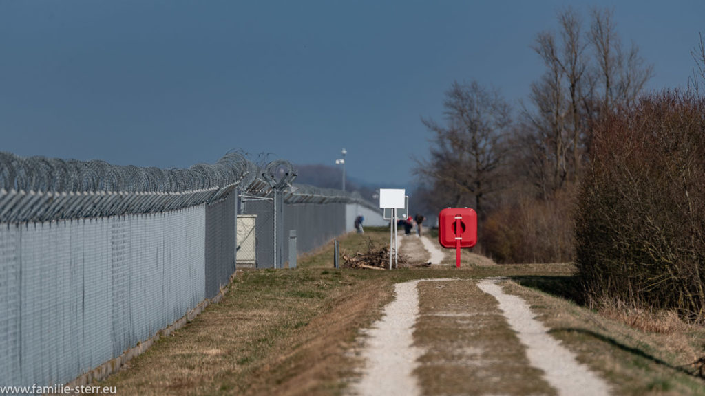 Weg entlang des Flughafenzauns an der südlichen Startbahn bei Hallbergmoos