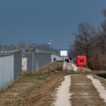Weg entlang des Flughafenzauns an der südlichen Startbahn bei Hallbergmoos